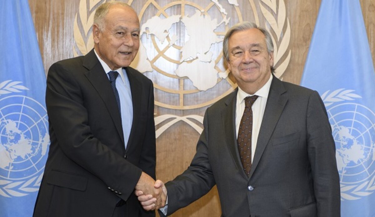 le Secrétaire général de l'ONU (à dr.) sert la main au secrétaire général de la Ligue arabe arabe, Ahmed Aboul Gheit. 