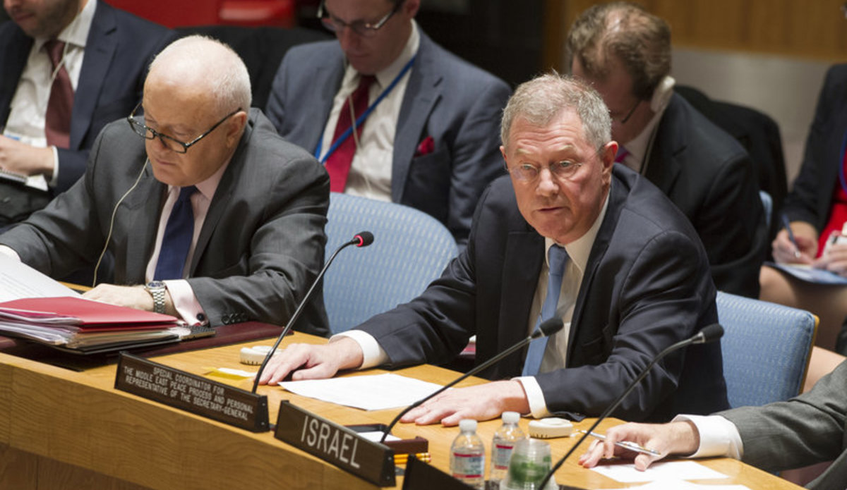 Robert H. Serry (front right), UN Special Coordinator for the Middle East Peace Process, briefs the Security Council.