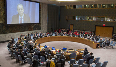 A wide view of the Security Council meeting on the situation in Yemen, with Jamal Benomar (shown on screen), Special Adviser to the Secretary-General on Yemen, participating via video conference.